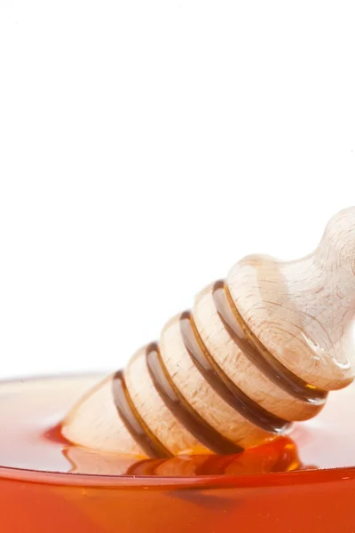 Nahaufnahme eines Honiglöffels in einer Honigschüssel — Stockfoto