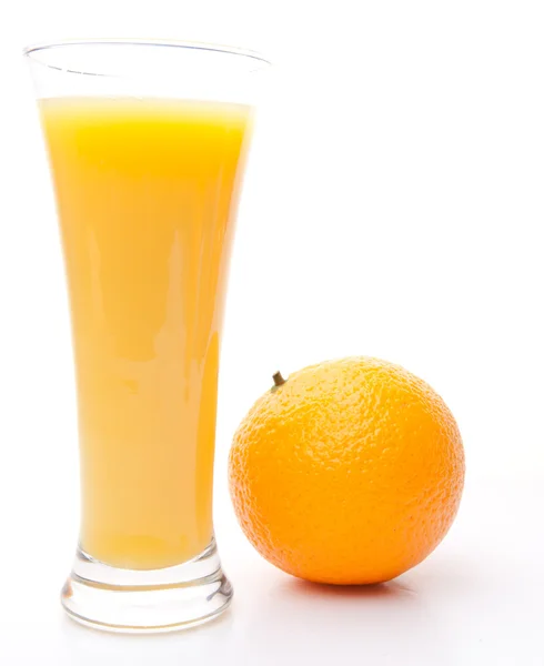 Orange vid ett glas apelsinjuice — Stockfoto