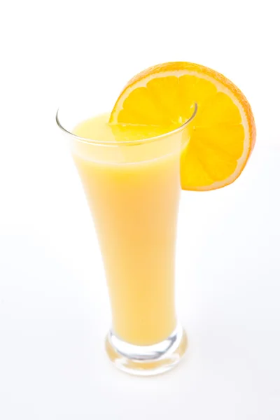 Bicchiere pieno di succo d'arancia con fetta d'arancia — Foto Stock