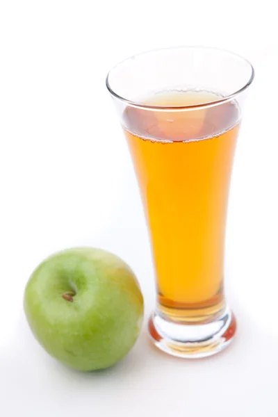 Apple place près d'un verre de jus de pomme — Photo