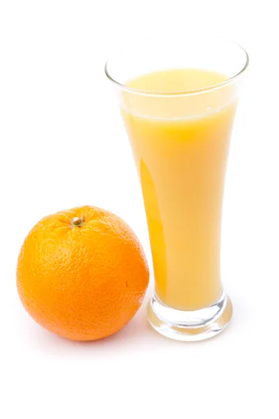 Un vaso lleno de jugo de naranja colocado cerca de una naranja — Foto de Stock