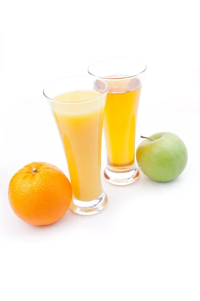 Verre de jus d'orange près d'un verre de jus de pomme — Photo