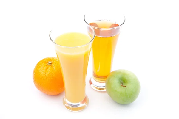 Vaso de jugo de manzana cerca de un vaso de jugo de naranja — Foto de Stock