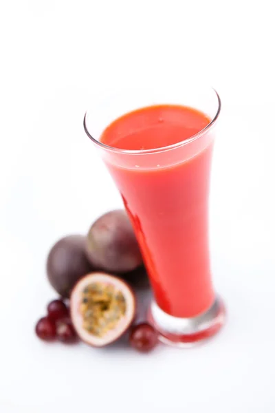 Frutas de la pasión junto a un vaso — Foto de Stock