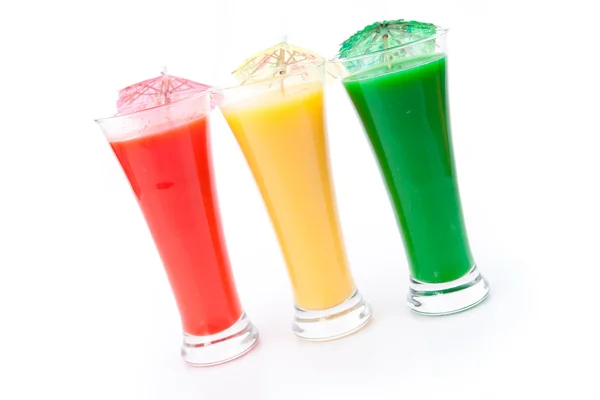 Cocktailschirme in einer Reihe von Gläsern — Stockfoto