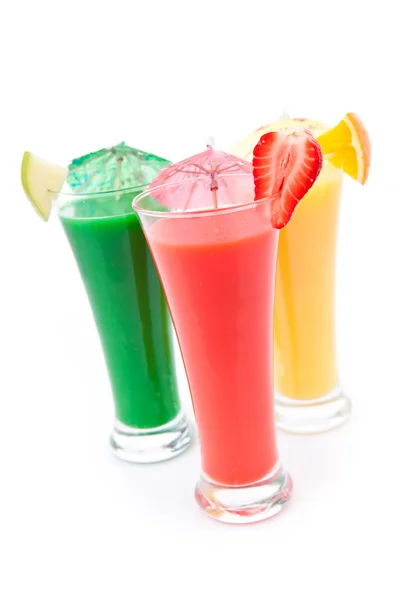 Fruchtstücke und Cocktailschirm auf Gläsern — Stockfoto