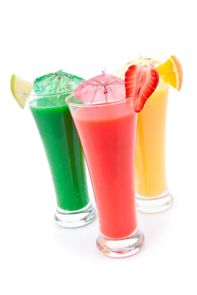 Полные стаканы фруктового сока с кусочками фруктов — стоковое фото