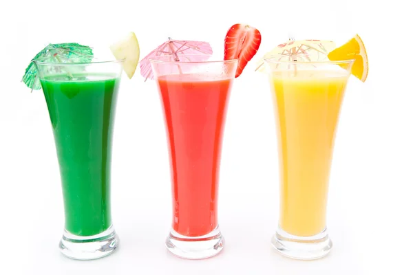 Pezzi di frutta e ombrellone da cocktail in fila di bicchieri — Foto Stock