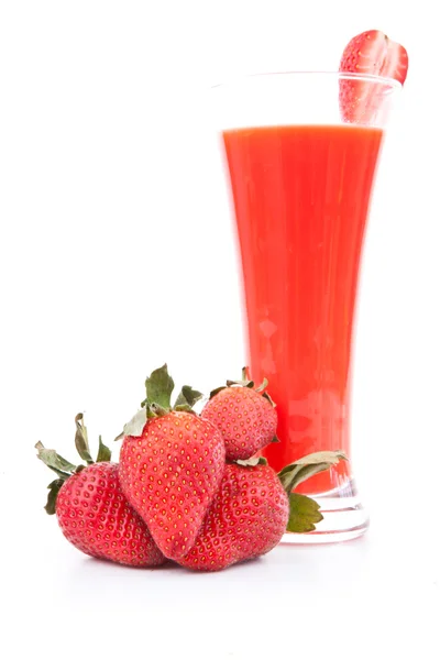 Fresas frente a un vaso lleno — Foto de Stock