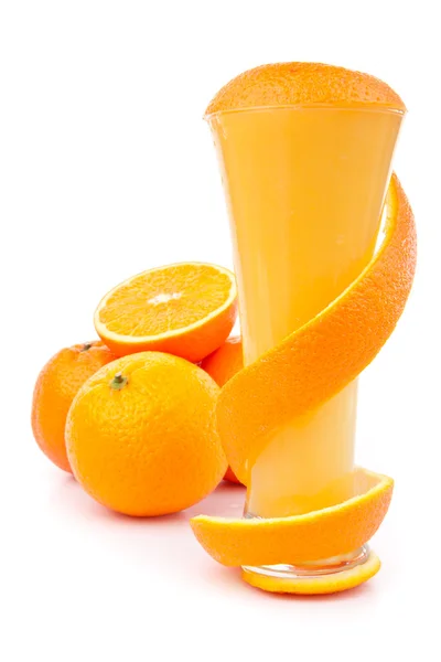 Cáscara de naranja envolviendo un vaso — Foto de Stock