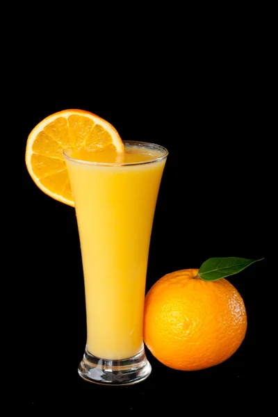 Jugo de naranja con rodaja de naranja — Foto de Stock