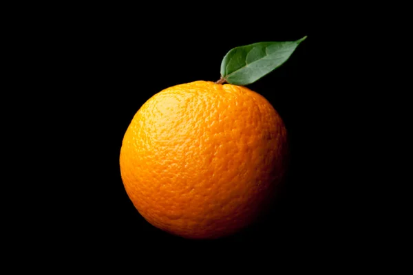Orange med blad — Stockfoto