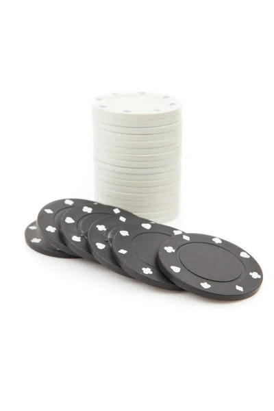 Weiße und schwarze Pokermünzen — Stockfoto