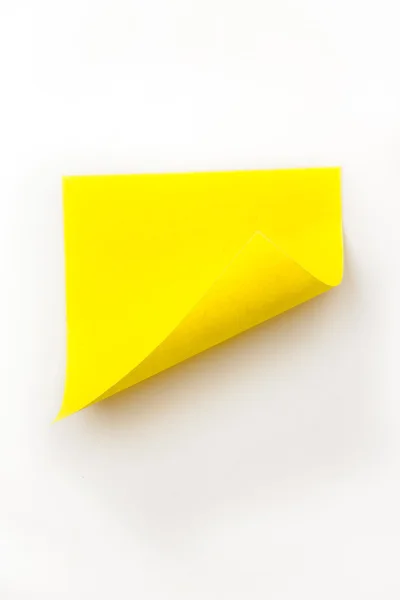 Primer plano de una nota adhesiva curva amarilla — Foto de Stock