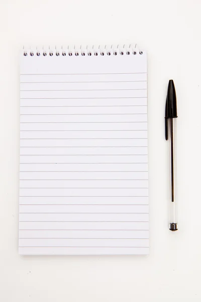 Bloco de notas com folha de caneta preta — Fotografia de Stock