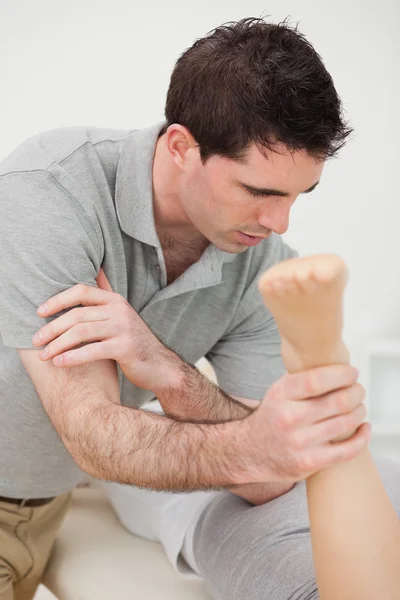 Médico massageando um paciente com o cotovelo — Fotografia de Stock