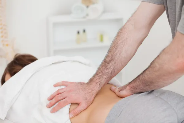 Masseur massaging the back of a woman — Stock Photo, Image