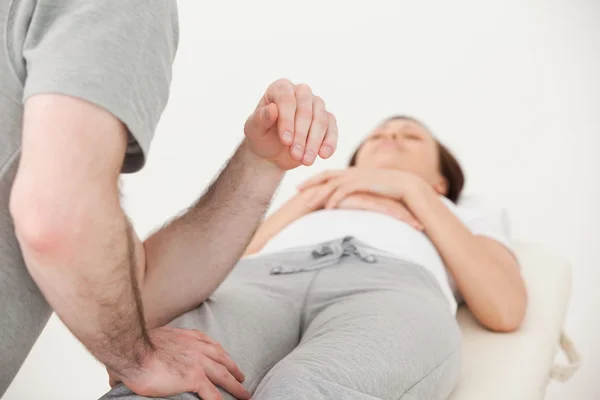Massagista massageando a coxa de uma mulher — Fotografia de Stock