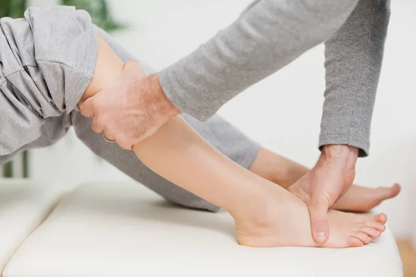 Läkare gör gemensam mobilisering med knäet av en patient — Stockfoto
