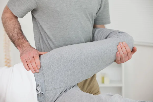 Chiropractor uitrekken zich van het been van een patiënt — Stockfoto