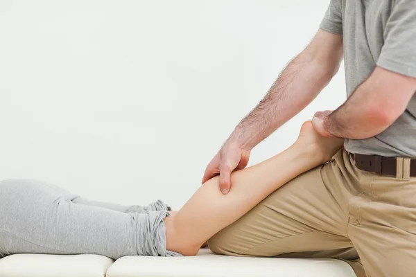 Primo piano di una donna sdraiata mentre viene massaggiata — Foto Stock