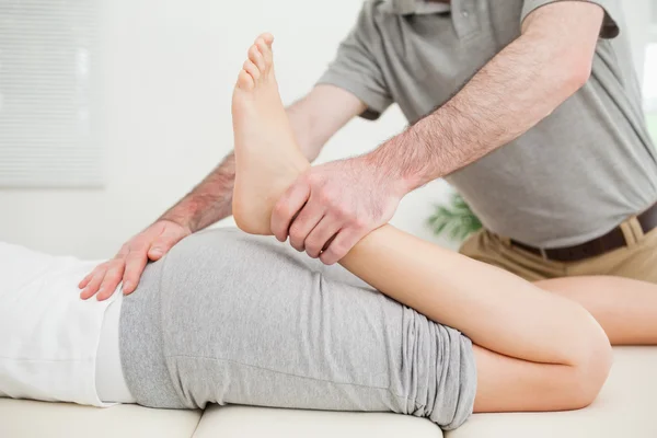 Primo piano di una donna sdraiata mentre viene allungata — Foto Stock