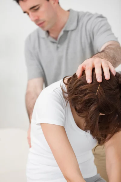 Médico examinando la espalda de un paciente — Foto de Stock