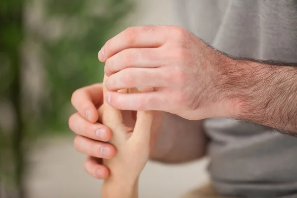 Mano di un paziente massaggiato — Foto Stock