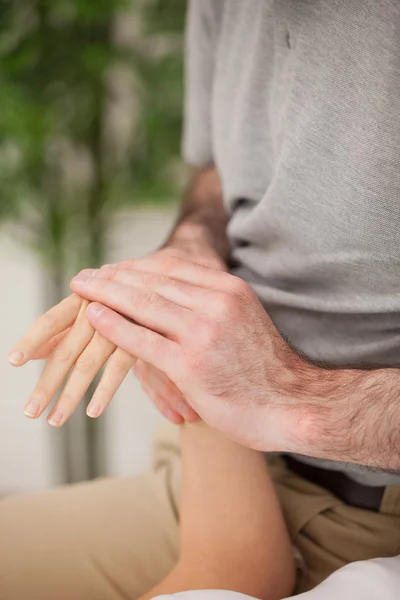 Doctor frotando la mano de un paciente — Foto de Stock