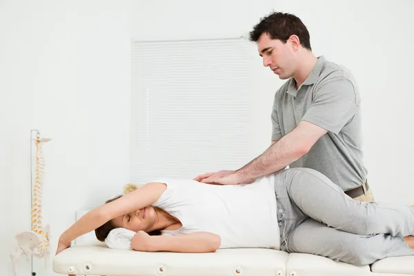 Брюнетка лежачи на боці при час масажу жінка — стокове фото