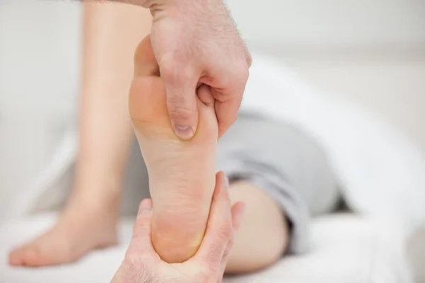 Lekarz umieszczenie jego kciuk na stopy — Zdjęcie stockowe
