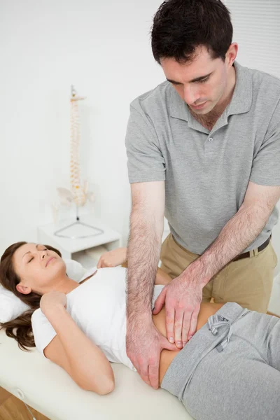 Brunette vrouw met een buikpijn — Stockfoto