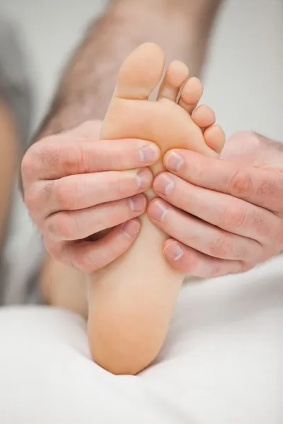 Fingers palpating the sole of a foot — Stock Photo, Image