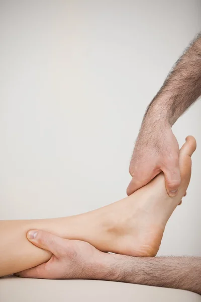 Vista laterale di un piede toccato da un medico — Foto Stock