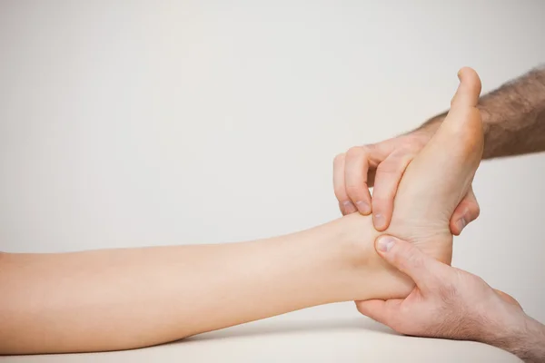 Médecin plaçant ses doigts sur le pied d'un patient — Photo