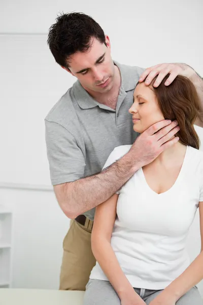 Osteopath insuring central alignment of spine — Stock Photo, Image