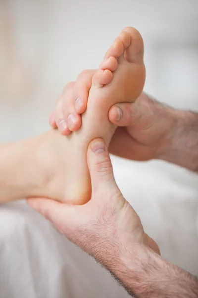 Fuß wird von einem Physiotherapeuten massiert — Stockfoto