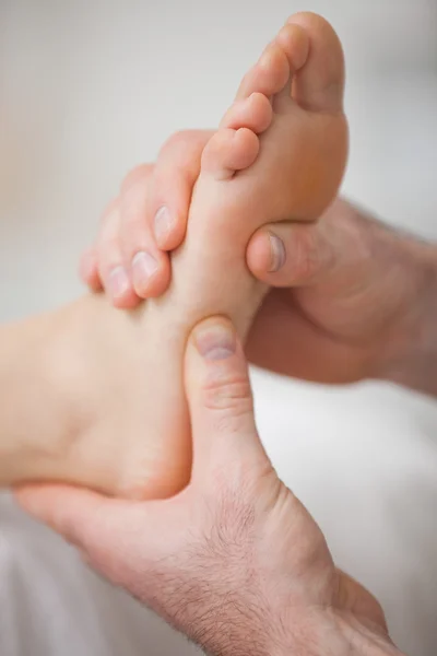 Close-up de duas mãos massagear um pé — Fotografia de Stock