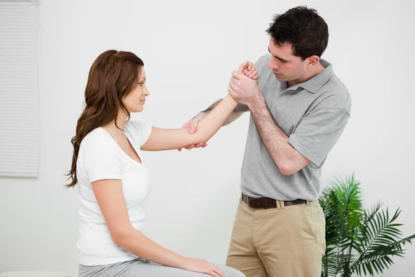 Allvarliga utövare röra armbåga av en kvinna — Stockfoto