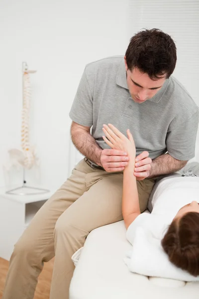 Fysiotherapeut plaatsen zijn vingers op de hand van een patiënt — Stockfoto