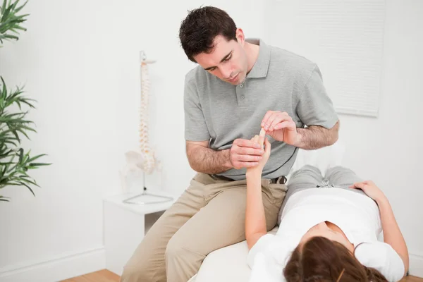 Physiotherapeut bewegt den Zeigefinger eines Patienten — Stockfoto