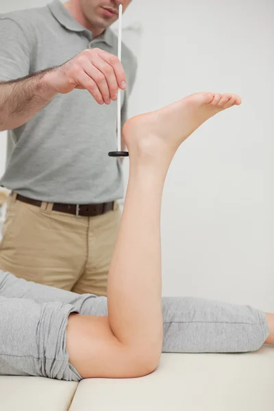 Serious practitioner using a reflex hammer — Stock Photo, Image