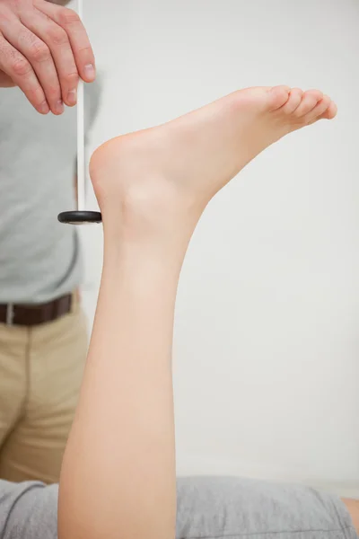 Doctor checking the reflexes of the ankle of a patient — Stock Photo, Image