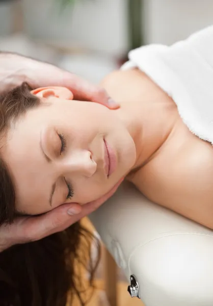 Mujer pacífica siendo masajeado en el cuello por un terapeuta — Foto de Stock