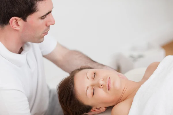 Masseur massaging the neck of his patient — Stock Photo, Image