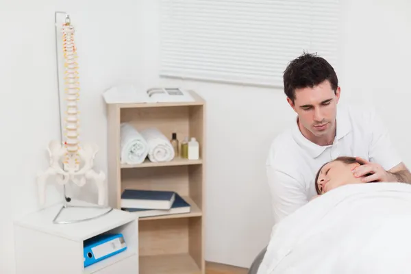 Nek van vrouw wordt gemanipuleerd door de chiropractor — Stockfoto