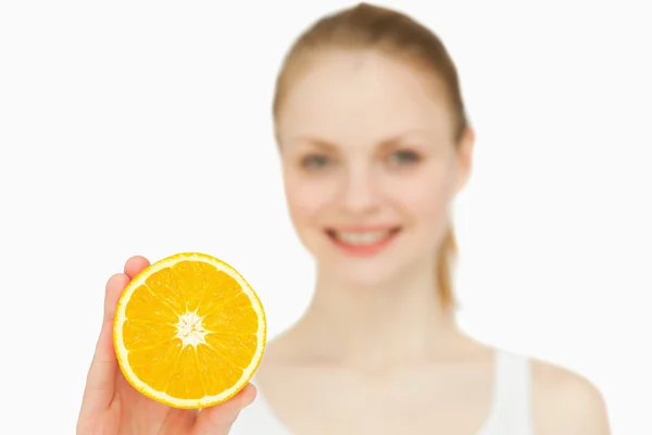 Χαμογελαστή γυναίκα, κρατώντας ένα πορτοκάλι — Φωτογραφία Αρχείου