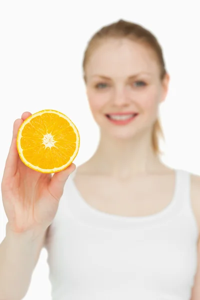 Mulher loira segurando uma laranja — Fotografia de Stock