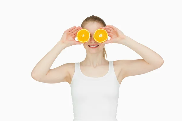 金色头发的女人将橘子放在她的眼睛 — 图库照片
