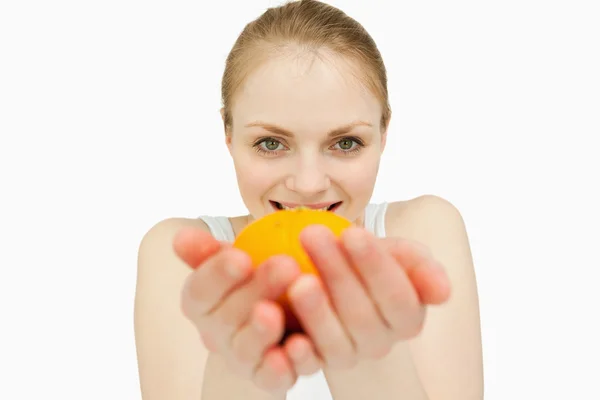 Mujer rubia sosteniendo una mandarina — Foto de Stock